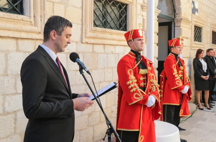 PREDSJEDNICA PRESELILA URED U DUBROVNIK: Dočekali je brojni građani, a posebno je zastala na &scaron;tandu s delicijama