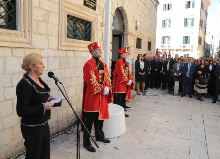PREDSJEDNICA PRESELILA URED U DUBROVNIK: Dočekali je brojni građani, a posebno je zastala na &scaron;tandu s delicijama