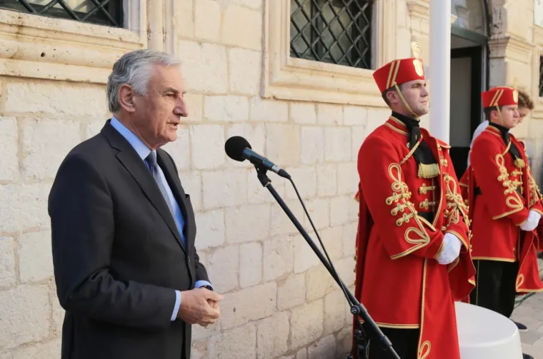 PREDSJEDNICA PRESELILA URED U DUBROVNIK: Dočekali je brojni građani, a posebno je zastala na &scaron;tandu s delicijama