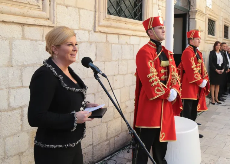 PREDSJEDNICA PRESELILA URED U DUBROVNIK: Dočekali je brojni građani, a posebno je zastala na &scaron;tandu s delicijama