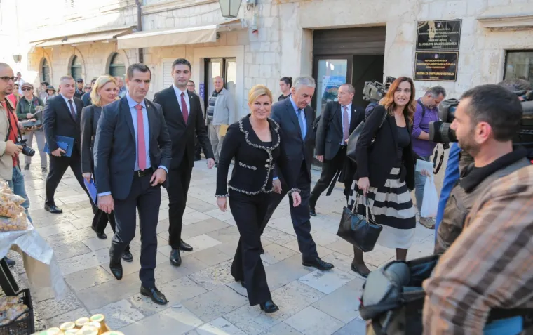 PREDSJEDNICA PRESELILA URED U DUBROVNIK: Dočekali je brojni građani, a posebno je zastala na &scaron;tandu s delicijama