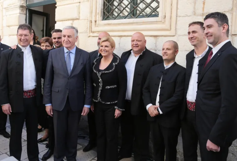 PREDSJEDNICA PRESELILA URED U DUBROVNIK: Dočekali je brojni građani, a posebno je zastala na &scaron;tandu s delicijama