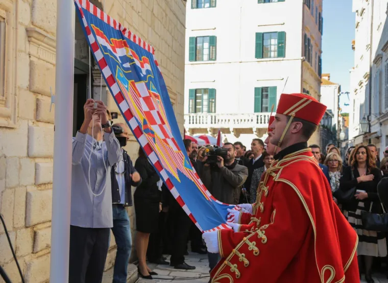 PREDSJEDNICA PRESELILA URED U DUBROVNIK: Dočekali je brojni građani, a posebno je zastala na &scaron;tandu s delicijama