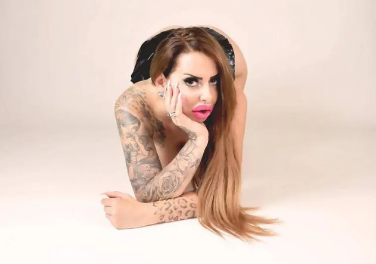 Estetska kirurgija ponekad se može pretvoriti u pravi freak show, a tome su dokaz neke od spodoba koje smo okupili u galeriji. One su pretjerivanjem s plastičnom kirurgijom postale neprepoznatljive, a posljedice previše 'plastike' pogledajte u nastavku.