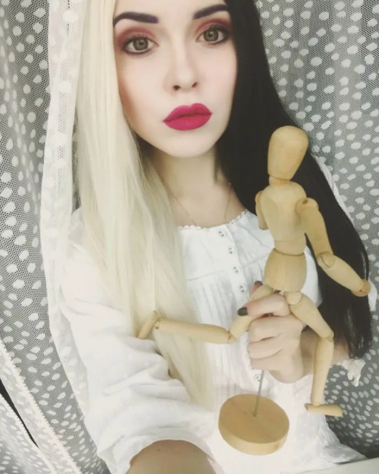 MLADA RUSKINJA MOŽE SE PREOBRAZITI U KOGA GOD POŽELI: Otkrila je čarobnu moć &scaron;minke, te&scaron;ko ju je prepoznati