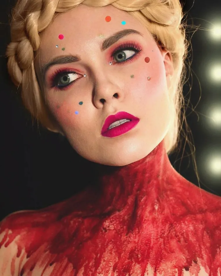 MLADA RUSKINJA MOŽE SE PREOBRAZITI U KOGA GOD POŽELI: Otkrila je čarobnu moć &scaron;minke, te&scaron;ko ju je prepoznati