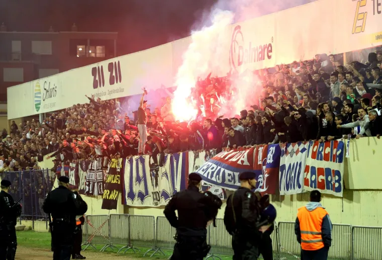 Susret između &Scaron;ibenika i Hajduka igran u osmini finala Hrvatskog kupa obilježili su i navijači, ne samo tučnjavom prije utakmice već i bakljadom za njeno vrijeme.