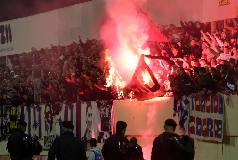 DALMATINSKI DERBI S PLAMENOM NA TRIBINAMA: Ovako je izgledalo na &Scaron;ubićevcu tijekom utakmice &Scaron;ibenik-Hajduk