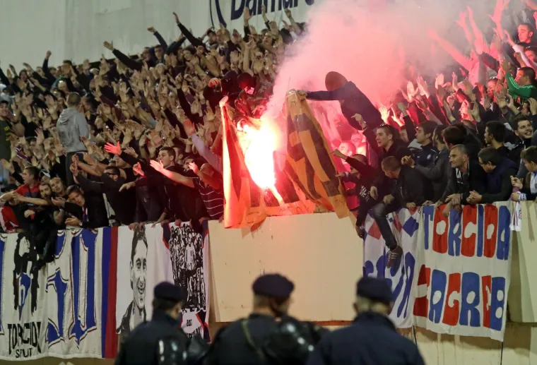 DALMATINSKI DERBI S PLAMENOM NA TRIBINAMA: Ovako je izgledalo na &Scaron;ubićevcu tijekom utakmice &Scaron;ibenik-Hajduk