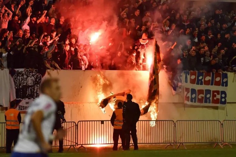 DALMATINSKI DERBI S PLAMENOM NA TRIBINAMA: Ovako je izgledalo na &Scaron;ubićevcu tijekom utakmice &Scaron;ibenik-Hajduk