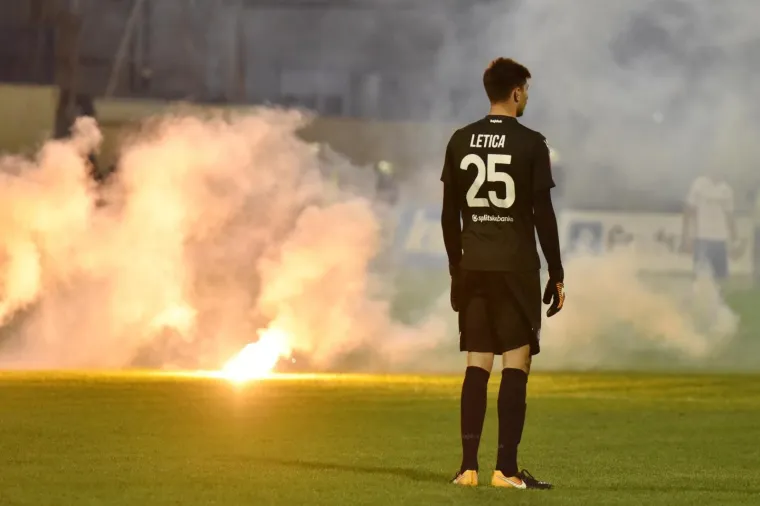 DALMATINSKI DERBI S PLAMENOM NA TRIBINAMA: Ovako je izgledalo na &Scaron;ubićevcu tijekom utakmice &Scaron;ibenik-Hajduk