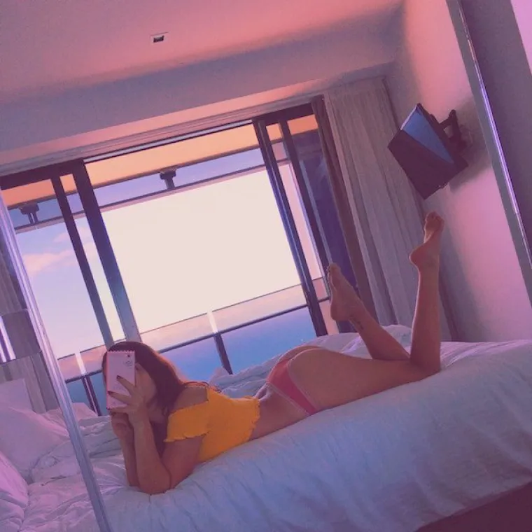 NETKO VOLI GUZE, A NETKO GRUDI...: Te&scaron;ko je sve zadovoljiti, ali ove cure se trude...