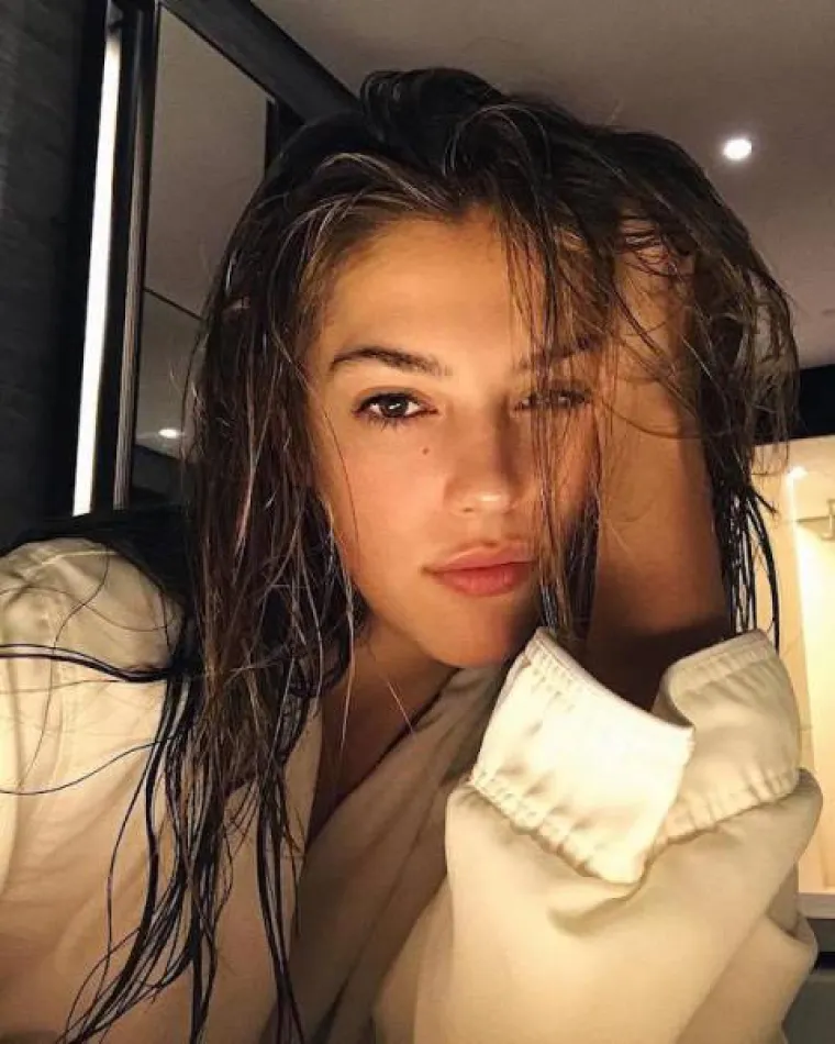 Sistine Stallone je 19-godišnja kći Sylvestera Stallonea koja je od roditelja pokupila samo najbolje gene. Sistine se bavi manekenstvom, a na Instagramu ima preko 500.000 obožavatelja. U nastavku možete pogledati sliči li uopće slavnom tati.