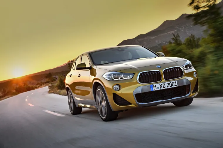 Po dolasku na trži&scaron;te X2 će se nuditi u tri pogonske izvedbe - BMW X2 sDrive20i pogonjen je benzinskim motorom sa 141 kW / 192 KS, X2 xDrive20d dizelska je varijanta sa 140 kW / 190 KS, kao i jači X2 xDrive25d sa 170 kW / 231 KS.