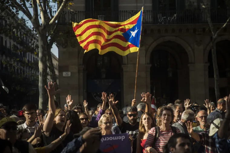 Katalonski parlament glasovao je za progla&scaron;enje neovisnosti od &Scaron;panjolske, dok je gotovo istovremeno gornji dom &scaron;panjolskog parlamenta uzvratio aktivacijom Članka 155.