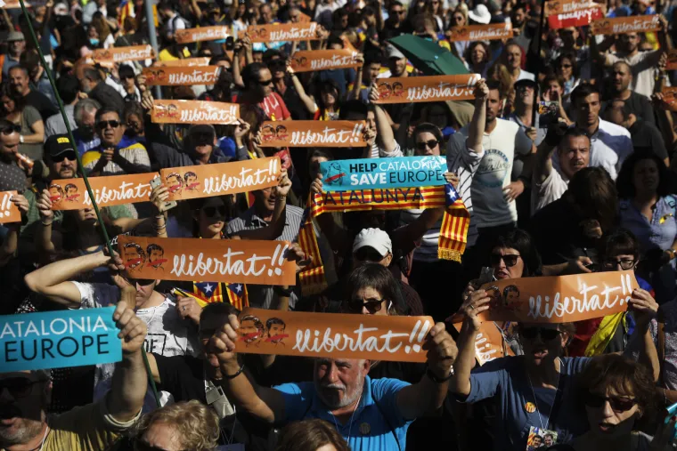 Katalonski parlament glasovao je za progla&scaron;enje neovisnosti od &Scaron;panjolske, dok je gotovo istovremeno gornji dom &scaron;panjolskog parlamenta uzvratio aktivacijom Članka 155.