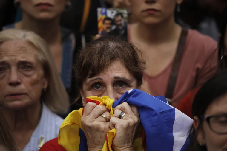 Katalonski parlament glasovao je za progla&scaron;enje neovisnosti od &Scaron;panjolske, dok je gotovo istovremeno gornji dom &scaron;panjolskog parlamenta uzvratio aktivacijom Članka 155.