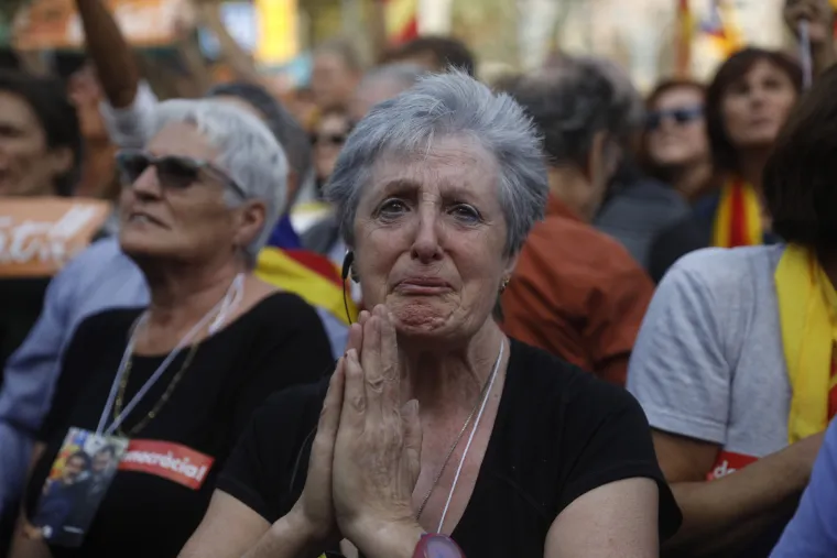 Katalonski parlament glasovao je za progla&scaron;enje neovisnosti od &Scaron;panjolske, dok je gotovo istovremeno gornji dom &scaron;panjolskog parlamenta uzvratio aktivacijom Članka 155.