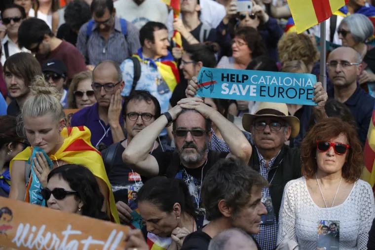 Katalonski parlament glasovao je za progla&scaron;enje neovisnosti od &Scaron;panjolske, dok je gotovo istovremeno gornji dom &scaron;panjolskog parlamenta uzvratio aktivacijom Članka 155.