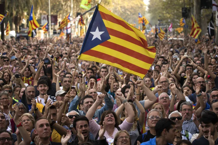 Katalonski parlament glasovao je za progla&scaron;enje neovisnosti od &Scaron;panjolske, dok je gotovo istovremeno gornji dom &scaron;panjolskog parlamenta uzvratio aktivacijom Članka 155.