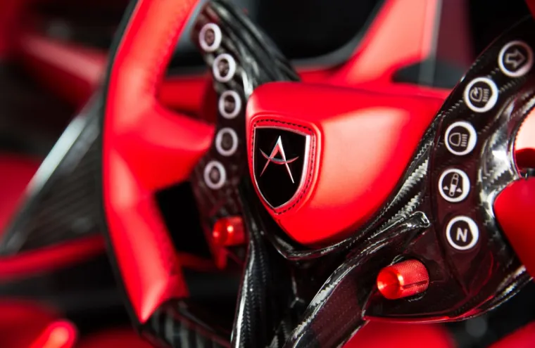 APOLLO INTENSA EMOZIONE: Izgleda kao vozilo za čijim bi upravljačem bio Batman, a i performanse su mu takve