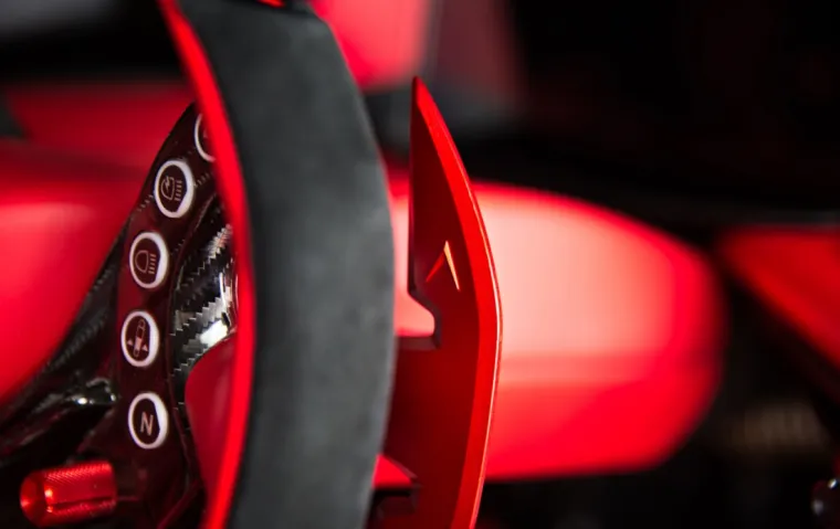 APOLLO INTENSA EMOZIONE: Izgleda kao vozilo za čijim bi upravljačem bio Batman, a i performanse su mu takve