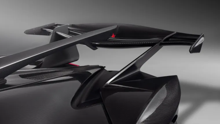 APOLLO INTENSA EMOZIONE: Izgleda kao vozilo za čijim bi upravljačem bio Batman, a i performanse su mu takve