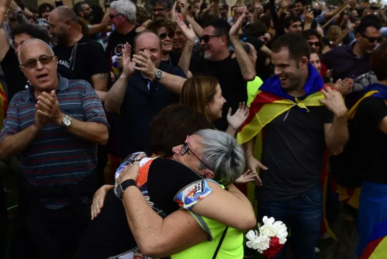 EUFORIJA I SUZE RADOSNICE NA ULICAMA BARCELONE: Pogledajte kako Katalonci slave progla&scaron;enje neovisnosti