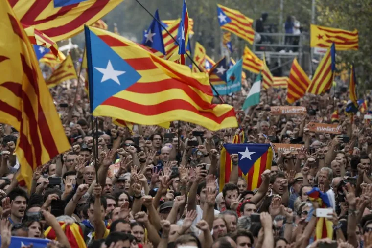 EUFORIJA I SUZE RADOSNICE NA ULICAMA BARCELONE: Pogledajte kako Katalonci slave progla&scaron;enje neovisnosti