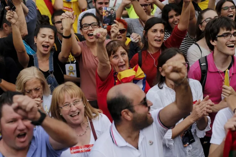 EUFORIJA I SUZE RADOSNICE NA ULICAMA BARCELONE: Pogledajte kako Katalonci slave progla&scaron;enje neovisnosti