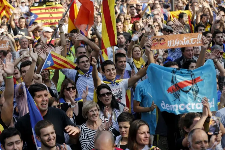 EUFORIJA I SUZE RADOSNICE NA ULICAMA BARCELONE: Pogledajte kako Katalonci slave progla&scaron;enje neovisnosti