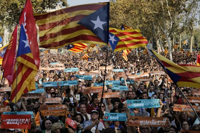 EUFORIJA I SUZE RADOSNICE NA ULICAMA BARCELONE: Pogledajte kako Katalonci slave progla&scaron;enje neovisnosti