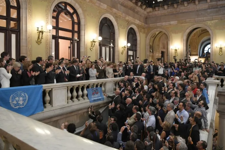 EUFORIJA I SUZE RADOSNICE NA ULICAMA BARCELONE: Pogledajte kako Katalonci slave progla&scaron;enje neovisnosti