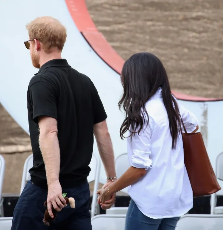 Do&scaron;li su i oti&scaron;li držeći se za ruke, iako su time prekr&scaron;ili jedno od pravila britanske kraljevske obitelji... Ups...