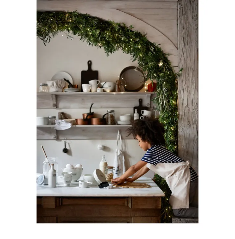 A za sve one preslatke klince koji s mamama i tatama žele peći kolače, tu su i sve potrebne zdjelice, šalice i žlice i ostalo što je potrebno za izradu najfinijih slastica...