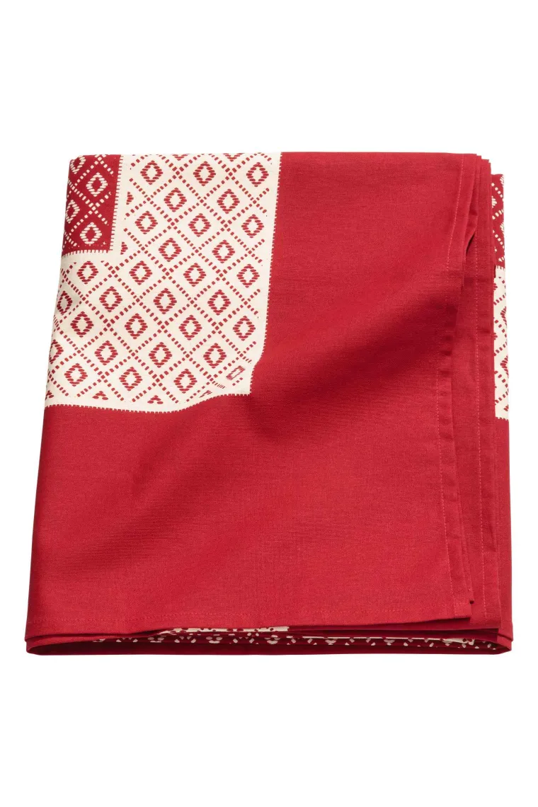 Stolnjak s crveno-bijelim božićnim motivima, H&amp;M Home, 109,70 kuna