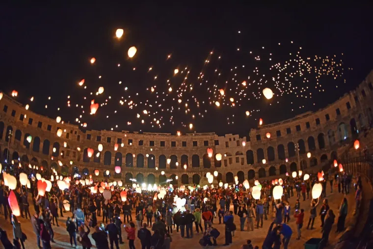 U sklopu Handmade festa, u pulskoj Areni su se pu&scaron;tali lampioni dobrih želja. Prihod od lampiona utro&scaron;iti će se na dovr&scaron;etak opremanja sobe za senzornu motoriku djece, D.V. Mali svijet - Pula