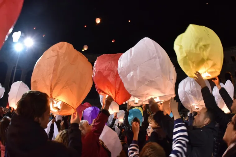 U sklopu Handmade festa, u pulskoj Areni su se pu&scaron;tali lampioni dobrih želja. Prihod od lampiona utro&scaron;iti će se na dovr&scaron;etak opremanja sobe za senzornu motoriku djece, D.V. Mali svijet - Pula