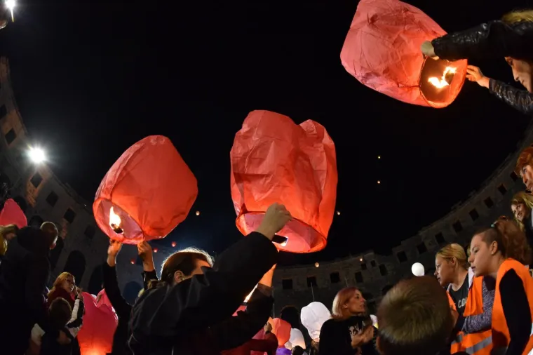 U sklopu Handmade festa, u pulskoj Areni su se pu&scaron;tali lampioni dobrih želja. Prihod od lampiona utro&scaron;iti će se na dovr&scaron;etak opremanja sobe za senzornu motoriku djece, D.V. Mali svijet - Pula