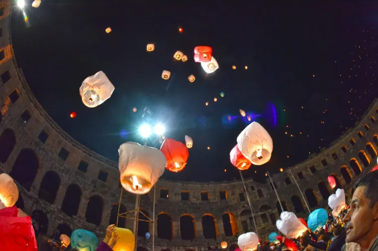 U sklopu Handmade festa, u pulskoj Areni su se pu&scaron;tali lampioni dobrih želja. Prihod od lampiona utro&scaron;iti će se na dovr&scaron;etak opremanja sobe za senzornu motoriku djece, D.V. Mali svijet - Pula