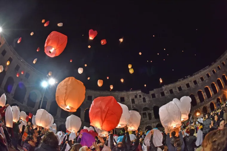 U sklopu Handmade festa, u pulskoj Areni su se pu&scaron;tali lampioni dobrih želja. Prihod od lampiona utro&scaron;iti će se na dovr&scaron;etak opremanja sobe za senzornu motoriku djece, D.V. Mali svijet - Pula