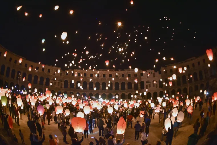 U sklopu Handmade festa, u pulskoj Areni su se pu&scaron;tali lampioni dobrih želja. Prihod od lampiona utro&scaron;iti će se na dovr&scaron;etak opremanja sobe za senzornu motoriku djece, D.V. Mali svijet - Pula