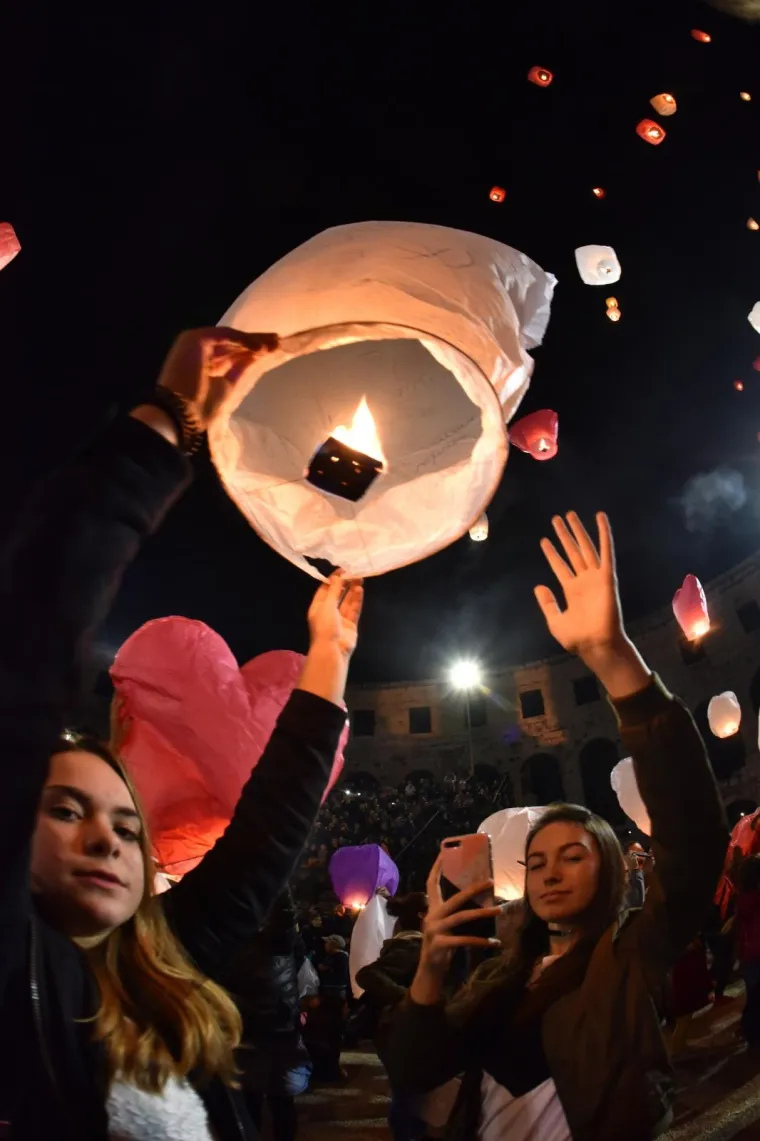 U sklopu Handmade festa, u pulskoj Areni su se pu&scaron;tali lampioni dobrih želja. Prihod od lampiona utro&scaron;iti će se na dovr&scaron;etak opremanja sobe za senzornu motoriku djece, D.V. Mali svijet - Pula