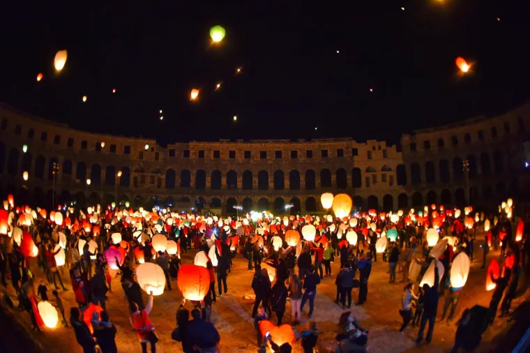 U sklopu Handmade festa, u pulskoj Areni su se pu&scaron;tali lampioni dobrih želja. Prihod od lampiona utro&scaron;iti će se na dovr&scaron;etak opremanja sobe za senzornu motoriku djece, D.V. Mali svijet - Pula