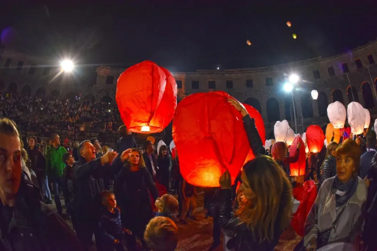 U sklopu Handmade festa, u pulskoj Areni su se pu&scaron;tali lampioni dobrih želja. Prihod od lampiona utro&scaron;iti će se na dovr&scaron;etak opremanja sobe za senzornu motoriku djece, D.V. Mali svijet - Pula