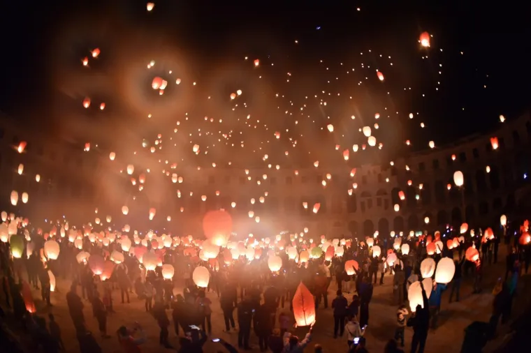 U sklopu Handmade festa, u pulskoj Areni su se pu&scaron;tali lampioni dobrih želja. Prihod od lampiona utro&scaron;iti će se na dovr&scaron;etak opremanja sobe za senzornu motoriku djece, D.V. Mali svijet - Pula