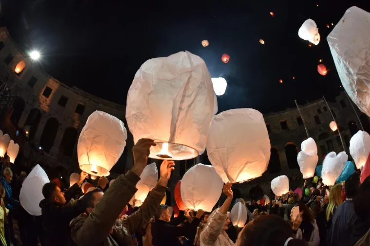 U sklopu Handmade festa, u pulskoj Areni su se pu&scaron;tali lampioni dobrih želja. Prihod od lampiona utro&scaron;iti će se na dovr&scaron;etak opremanja sobe za senzornu motoriku djece, D.V. Mali svijet - Pula