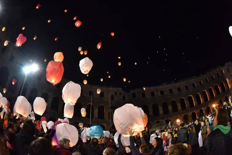 U sklopu Handmade festa, u pulskoj Areni su se pu&scaron;tali lampioni dobrih želja. Prihod od lampiona utro&scaron;iti će se na dovr&scaron;etak opremanja sobe za senzornu motoriku djece, D.V. Mali svijet - Pula