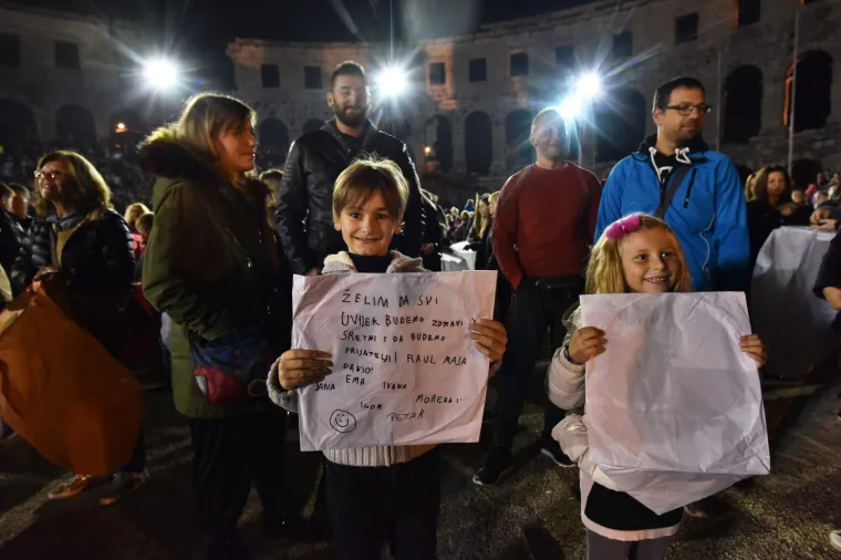 U sklopu Handmade festa, u pulskoj Areni su se pu&scaron;tali lampioni dobrih želja. Prihod od lampiona utro&scaron;iti će se na dovr&scaron;etak opremanja sobe za senzornu motoriku djece, D.V. Mali svijet - Pula