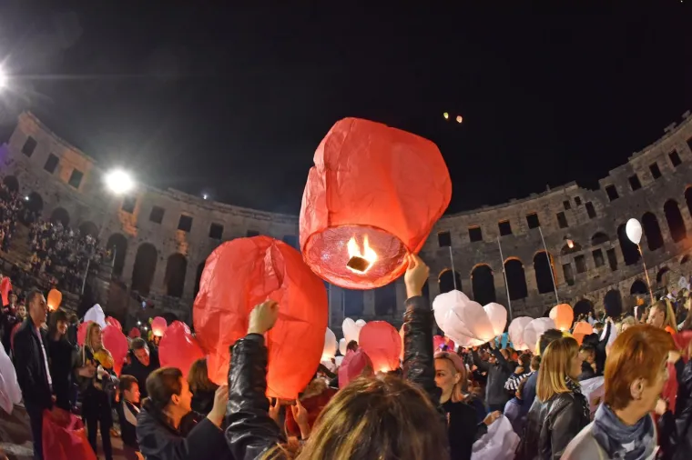 U sklopu Handmade festa, u pulskoj Areni su se pu&scaron;tali lampioni dobrih želja. Prihod od lampiona utro&scaron;iti će se na dovr&scaron;etak opremanja sobe za senzornu motoriku djece, D.V. Mali svijet - Pula